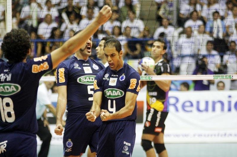 Jogadores do Cruzeiro comemoram pontos conquistados