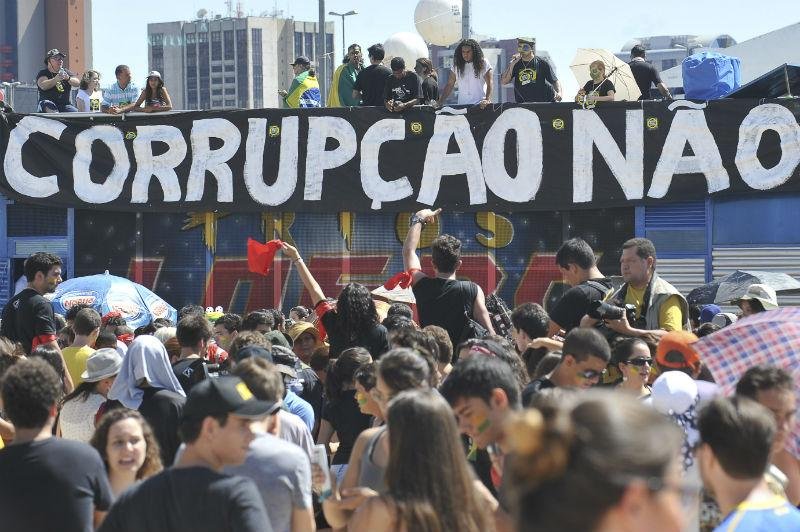 Marcha contra corrup&ccedil;&atilde;o re&uacute;ne 3 mil em Bras&iacute;lia