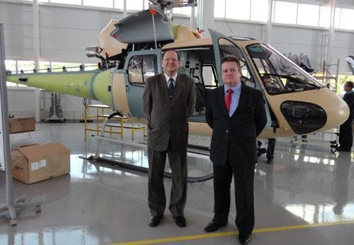 Oliveira (E) e Ranolfo acompanham montagem de aeronave em MG