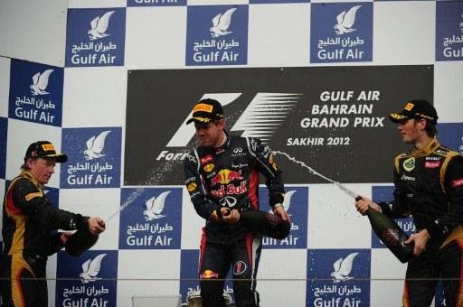 No p&oacute;dio tamb&eacute;m estavam Kimi Raikkonen e Romain Grosjean