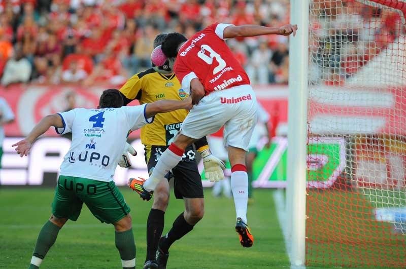 Inter goleou o Veran&oacute;polis por 4 a 0, no Beira-Rio
