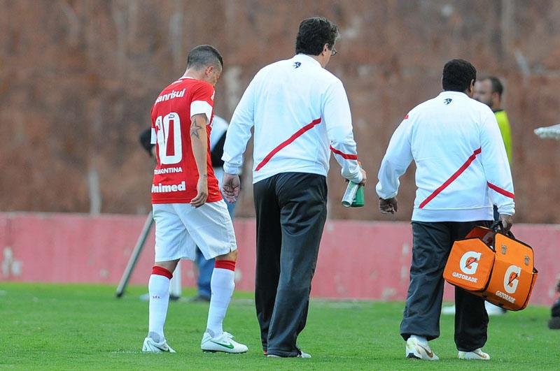 D`Alessandro deixou o gramado ainda no primeiro tempo com dores na coxa esquerda
