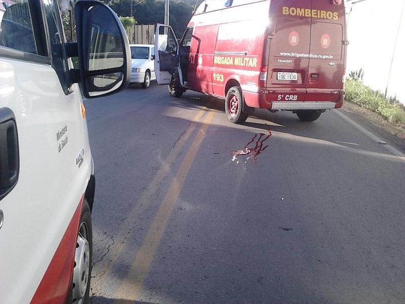 Marcas de sangue ficaram no local do acidente