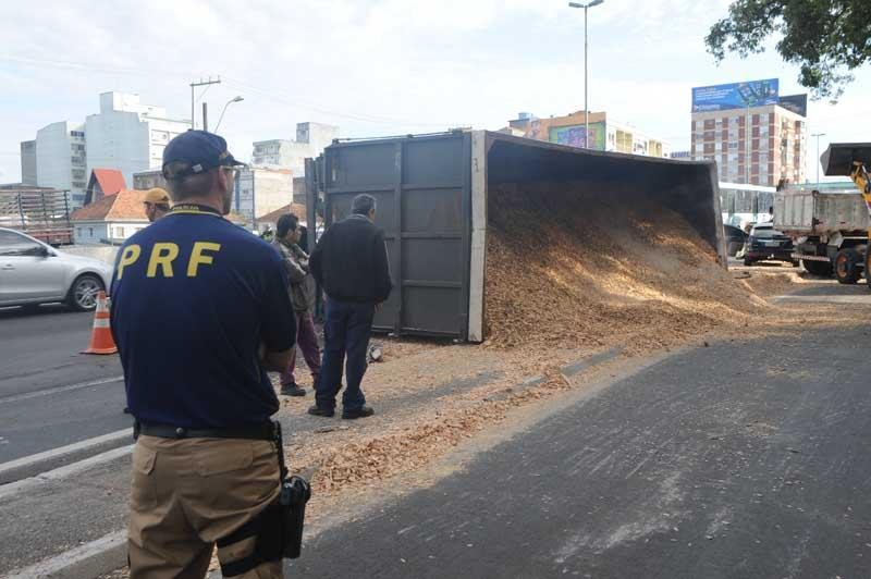 Carga interrompeu tr&aacute;fego
