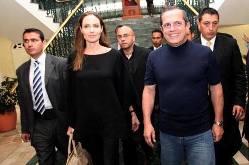 Angelina Jolie visita refugiados colombianos no Equador