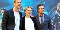Ator Chris Hemsworth, a atriz Scarlett Johansson e o ator Mark Ruffalo poses durante de filme 'Os Vingadores'