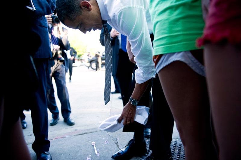 Estudante derruba iogurte em Barack Obama 