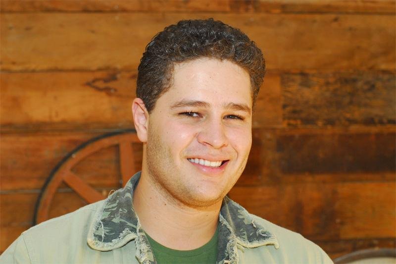 Cantor Pedro Dantas apertou m&atilde;o de tia e primo ao receber visita em hospital de Goi&acirc;nia
