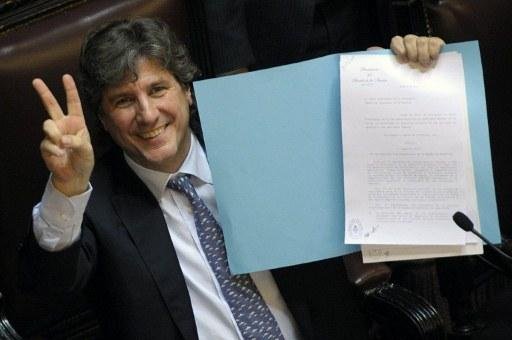 Vice-presidente argentino, Amado Boudou, comemora aprova&ccedil;&atilde;o do projeto no Senado