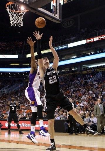 Tiago Splitter (&agrave; direita) teve grande atua&ccedil;&atilde;o na NBA