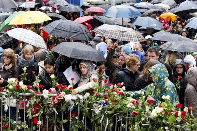 Noruegueses se reuniram para protestar contra atirador que matou 77 pessoas no ano passado