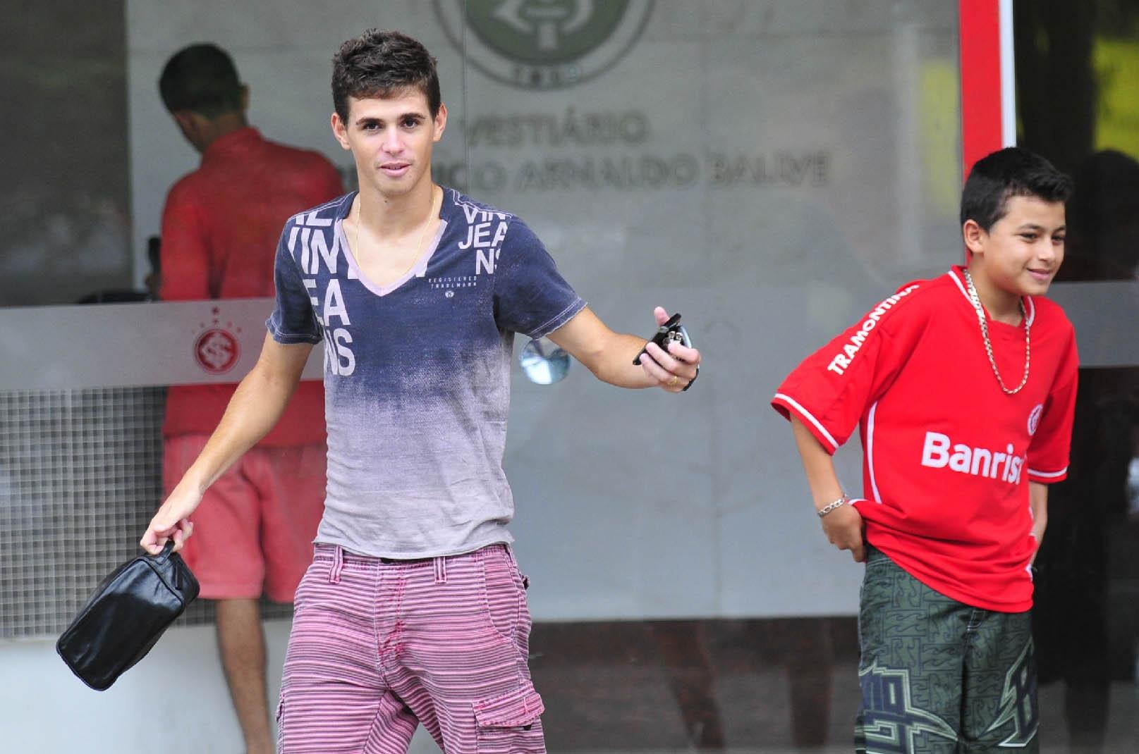 Advogados analisam caso, mas acreditam que meia poder&aacute; jogar imediatamente