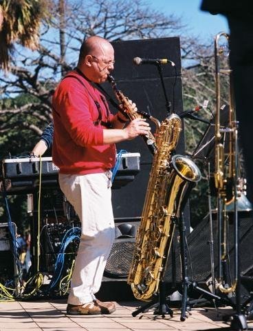 Luizinho Santos mistura samba e frevo em novo CD