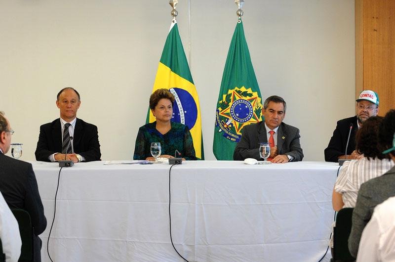 Derrubar veto sobre C&oacute;digo Florestal seria dif&iacute;cil, diz ministro Pepe Vargas