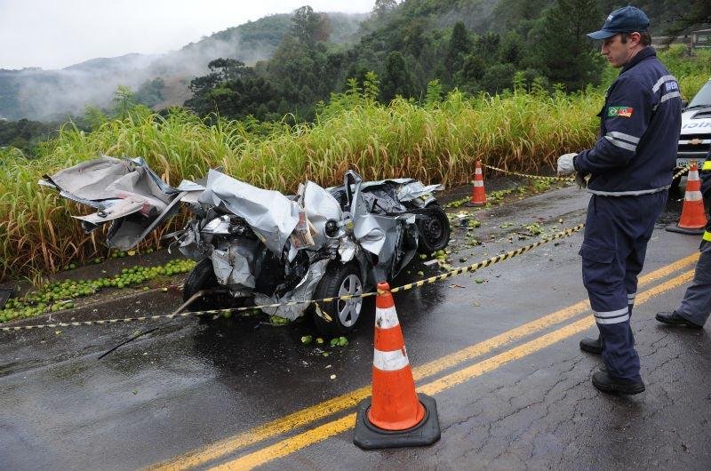 Carro das v&iacute;timas foi atingido por um caminh&atilde;o em Farroupilha