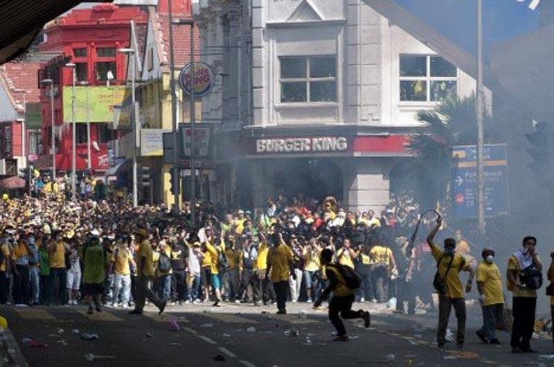 Houve confrontos entre manifestantes e pol&iacute;cia na Mal&aacute;sia