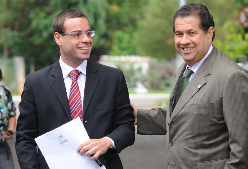 Deputado ga&uacute;cho (&agrave; esquerda) assume a Pasta
