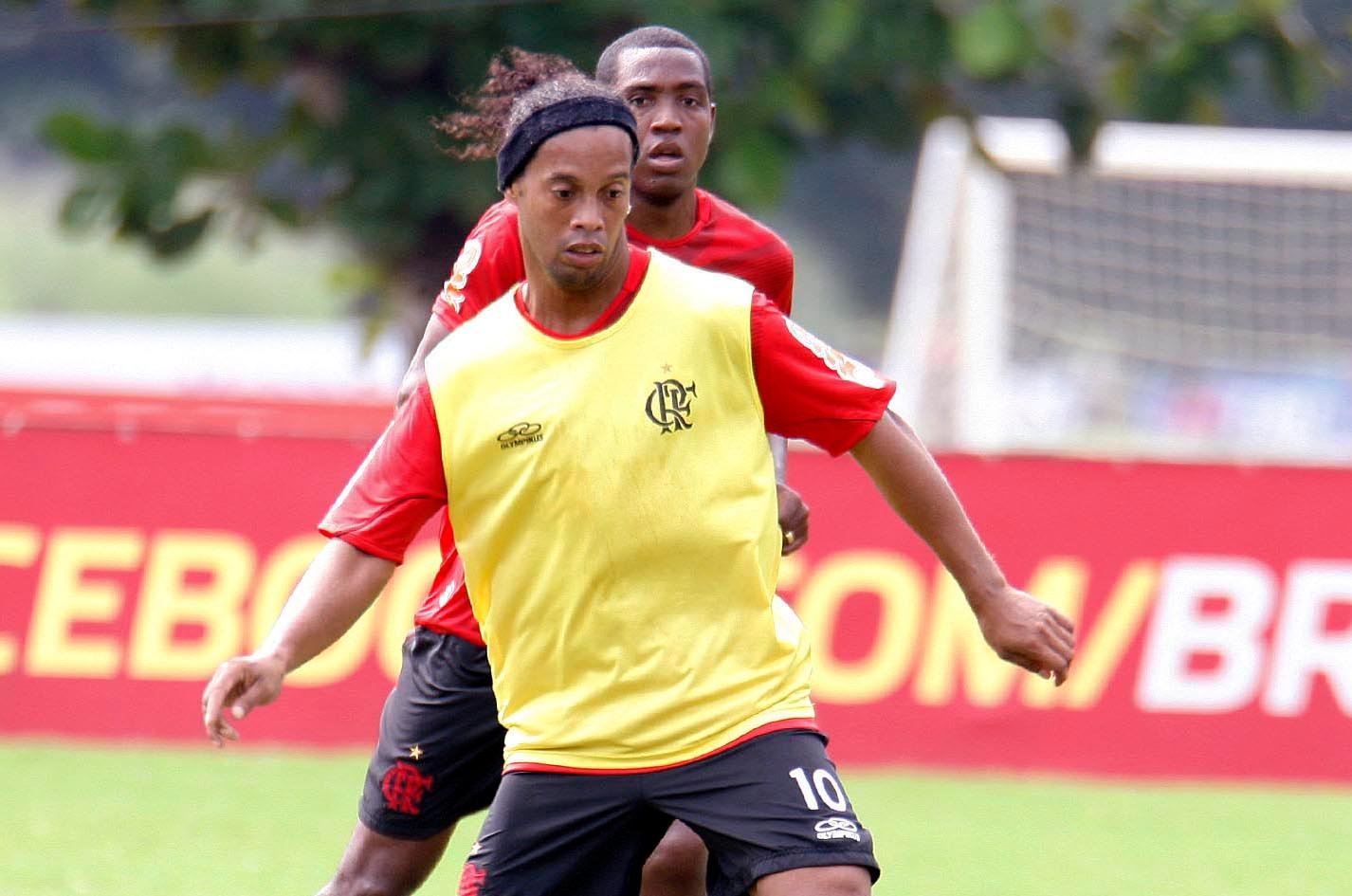 Ronaldinho teria R$ 4,8 milh&otilde;es a receber do Flamengo 
