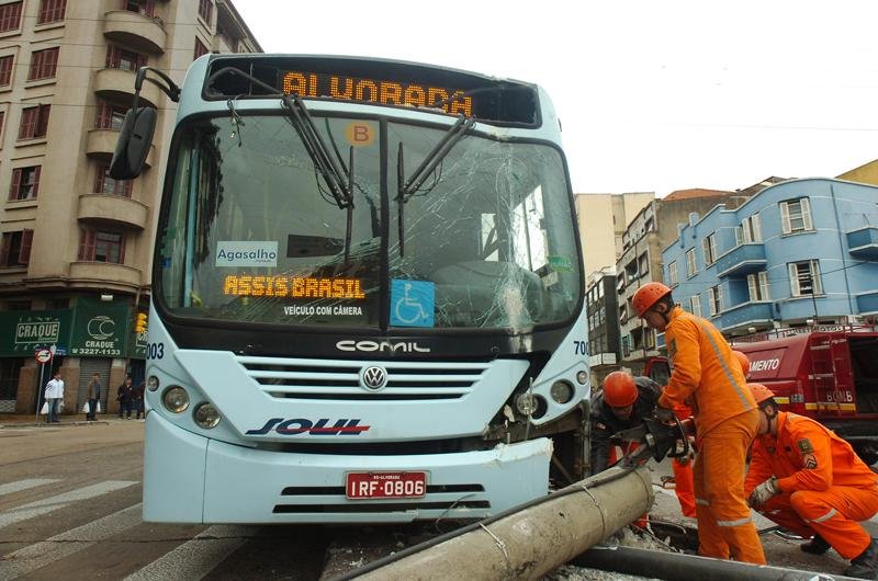 &Ocirc;nibus colidiu contra poste de luz