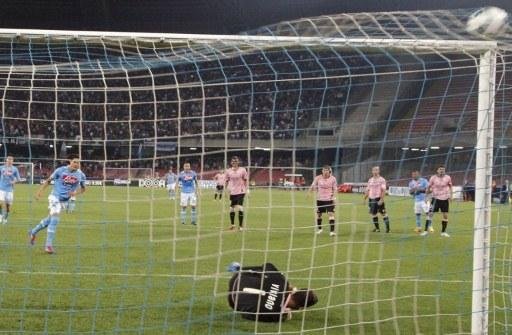 Cavani abriu o marcado para o Napoli de p&ecirc;nalto