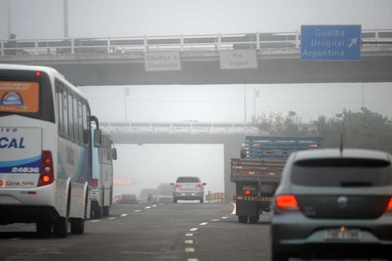 Nas ruas, a neblina tamb&eacute;m dificultou a vida dos motoristas