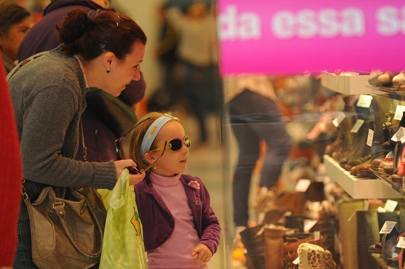 Roupas e sapatos devem ser os presentes preferidos na data