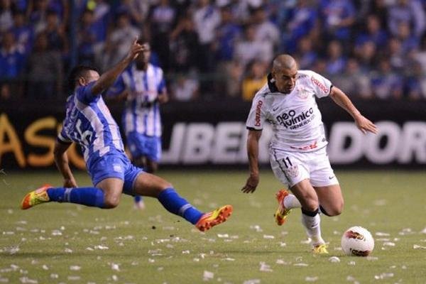 Corinthians n&atilde;o sai do 0 a 0 contra o Emelec no Equador 