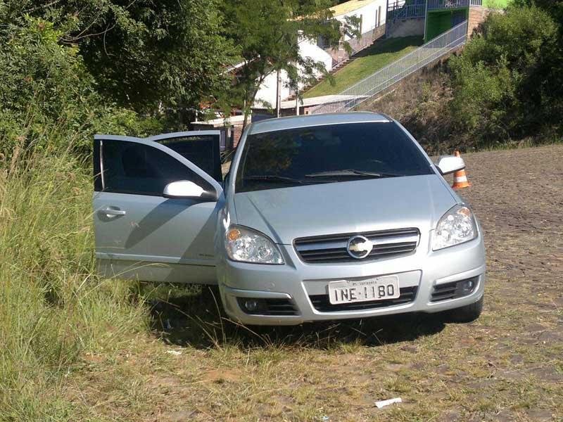 Ve&iacute;culo usado na fuga e abandonado pelo grupo