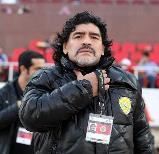 Al Wasl garante que Maradona cumprir&aacute; contrato at&eacute; o fim