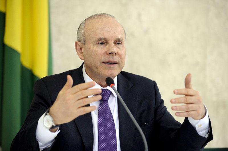 Mantega garante que poupan&ccedil;a seguir&aacute; atraente