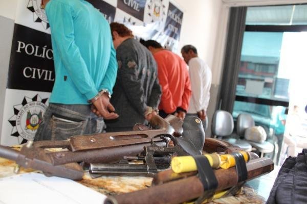 Quatro homens foram presos e tr&ecirc;s armas, apreendidas