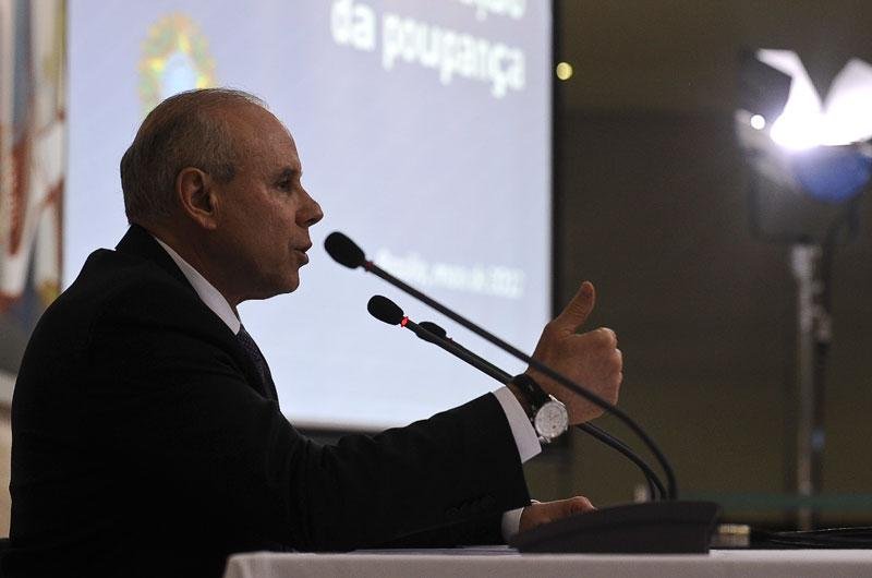 Poupan&ccedil;a continua o melhor investimento financeiro no Brasil, diz Mantega