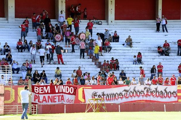 Torcedores cantaram atr&aacute;s da goleira ap&oacute;s abertura do treino do Inter