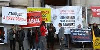 Professores realizaram um ato em frente ao Palácio Piratini, na manhã desta segunda-feira, contra os 500 dias do governo de Tarso Genro