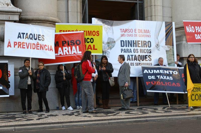 Professores realizaram um ato em frente ao Pal&aacute;cio Piratini, na manh&atilde; desta segunda-feira, contra os 500 dias do governo de Tarso Genro
