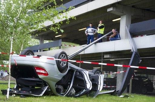 Carro cai de estacionamento e mata um na Holanda