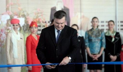 Presidente ucraniano corta fita simb&oacute;lica durante cerim&ocirc;nia de abertura do aeroporto de Donetsk