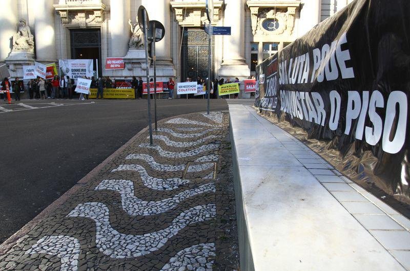 Nesta segunda-feira, data em que Tarso Genro completa 500 dias no Pal&aacute;cio Piratini, professores realizaram ato em frente &agrave; sede do governo ga&uacute;cho
