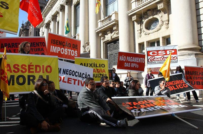 Professores protestaram no Piratini contra 500 dias do governo Tarso