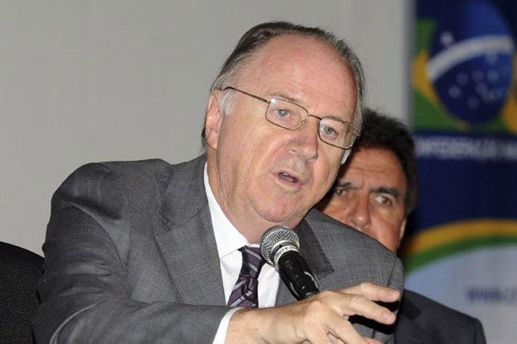 Segundo Ziulkoski, nenhum governador e nenhum prefeito est&aacute; cumprindo a lei do piso.