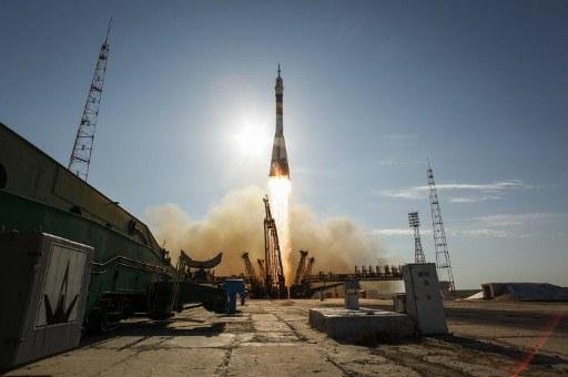Foguete Soyuz decola com tr&ecirc;s tripulantes rumo &agrave; ISS