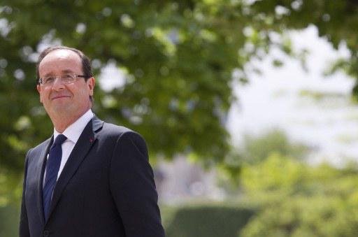 Fran&ccedil;ois Hollande embarcou em outro voo para encontro com chanceler alem&atilde;