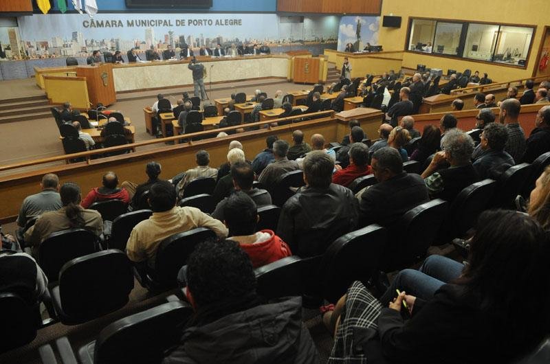 Taxistas suspendem paralisa&ccedil;&atilde;o prevista para o dia 21 de maio