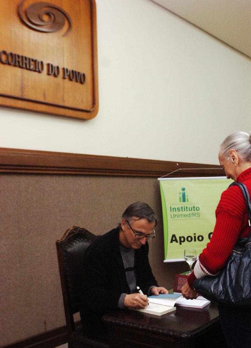 Juremir Machado autografa duas de suas obras no Correio do Povo