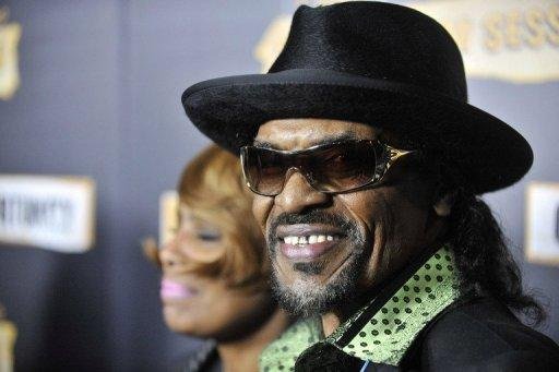 Chuck Brown sofreu com uma pneumonia