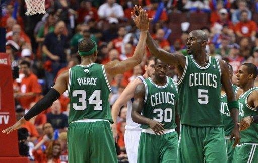 Kevin Garnett (&agrave; direita) foi o destaque do confronto com 27 pontos e 13 rebotes 