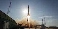 Foguete russo Soyuz completa manobra e chega à ISS
