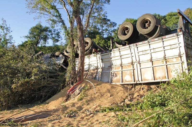 Caminh&atilde;o carregado de arroz tomba na BR 386