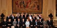 Rainha da Inglaterra ao centro e os demais integrantes da realeza