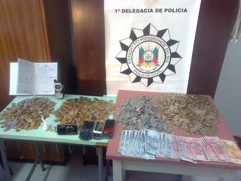 Foram apreendidos R$ 2 mil em notas pequenas e moedas